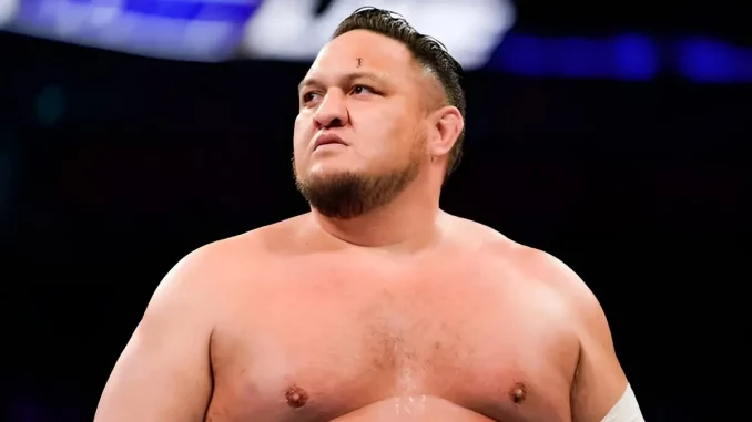 Samoa Joe steht im Ring und macht sich Gedanken