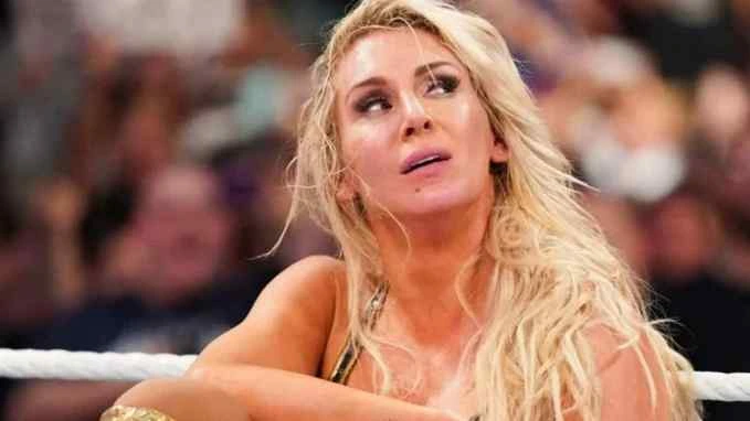Charlotte Flair emotional berührt im Ring
