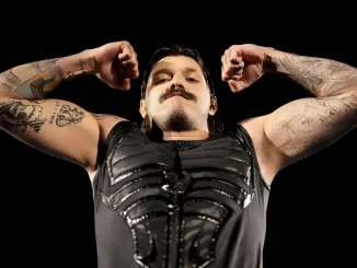 Dominik Mysterio präsentiert den Fans seine Muskeln