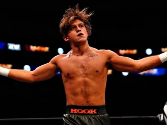 AEW Wrestler Hook stehend im Ring