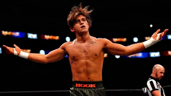 AEW Wrestler Hook stehend im Ring