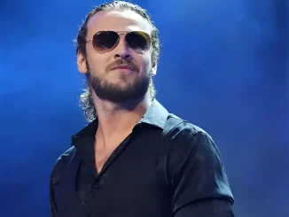 Jack Perry trägt einen Sonnenbrille