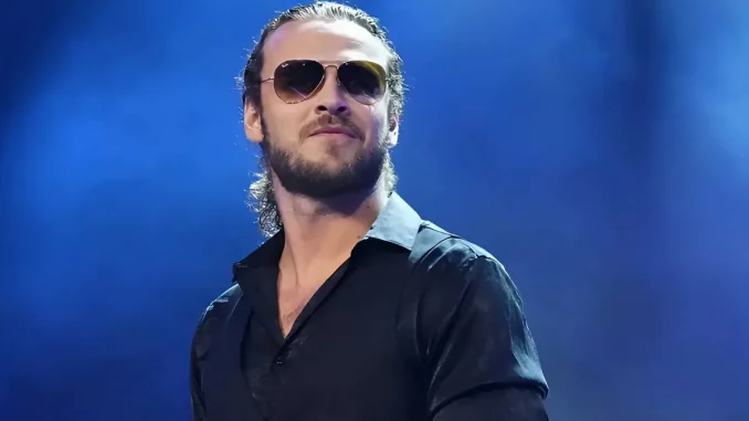 Jack Perry trägt einen Sonnenbrille