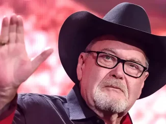 Jim Ross winkt den Fans bei seinem Auftritt zu