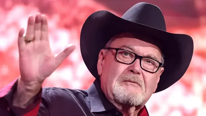 Jim Ross winkt den Fans bei seinem Auftritt zu