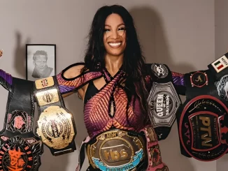 Mercedes Mone präsentiert voller Stolz ihre Titelsammlung
