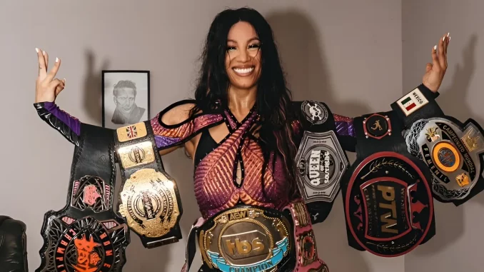 Mercedes Mone präsentiert voller Stolz ihre Titelsammlung