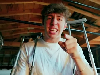 Nick Wayne mit seinen Krücken