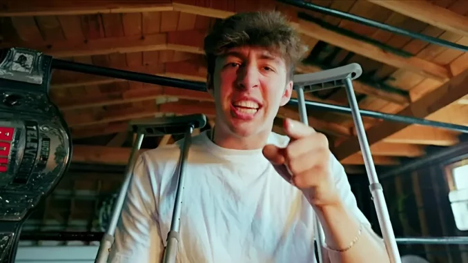 Nick Wayne mit seinen Krücken
