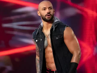 Ricochet blickt zum Ring und ist bereit für sein Match