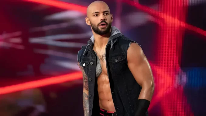 Ricochet blickt zum Ring und ist bereit für sein Match