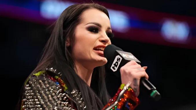 Saraya befindet sich im Ring und teilt den AEW Fans etwas mit
