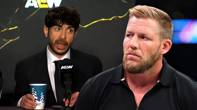 aew-tony-khan-am-mikro-und-jake-hager Tony Khan am Mikrofon und Jake Hager schaut zu ihm