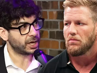 Tony Khan im Interview und Jake Hager mit grimmigen Blick