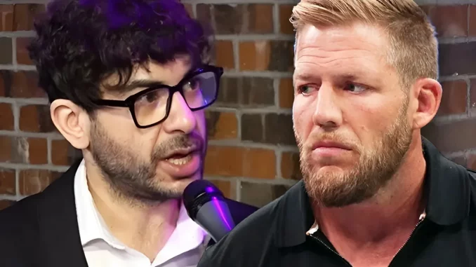 Tony Khan im Interview und Jake Hager mit grimmigen Blick