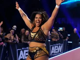 Willow Nightingale triumphierend auf dem Weg zum Ring