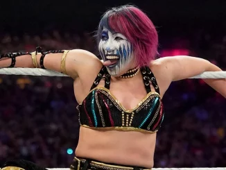 WWE-Superstar Asuka im Ring bei einem Match