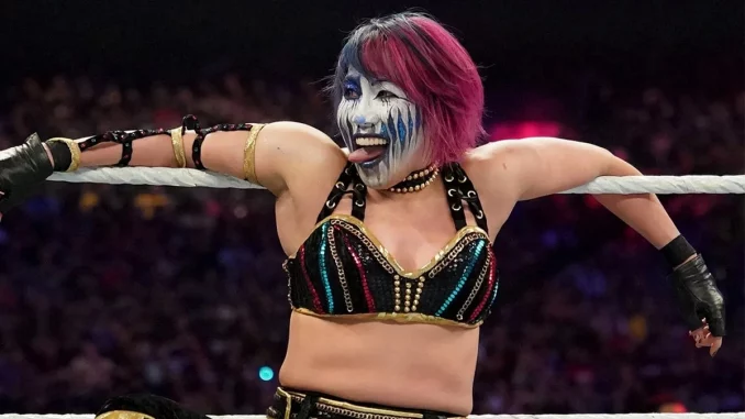 WWE-Superstar Asuka im Ring bei einem Match