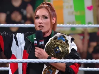 Becky Lynch steht am Mikrofon und trägt den Women's Intercontinental Championship-Titel über der Schulter