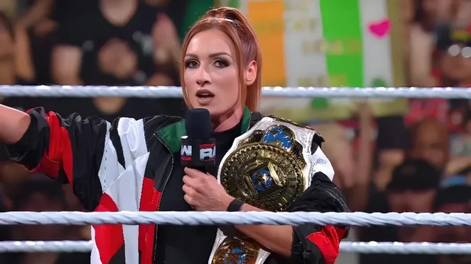 Becky Lynch steht am Mikrofon und trägt den Women's Intercontinental Championship-Titel über der Schulter
