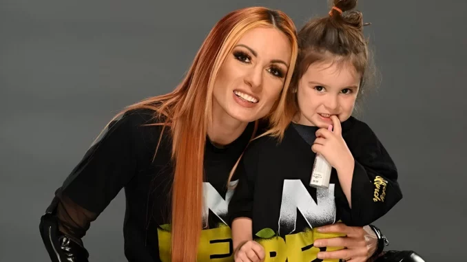wwe-becky-lynch-und-roux Becky Lynch mit ihrer Tochter Roux
