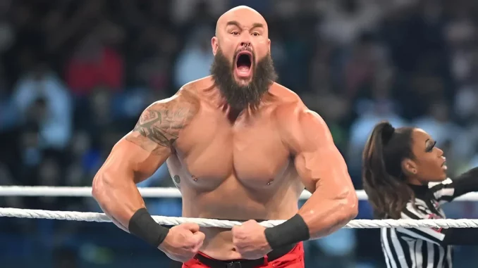 Braun Strowman steht im Ring und posiert