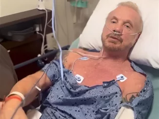 Dimaond Dallas Page liegt in einem Bett im Krankenhaus