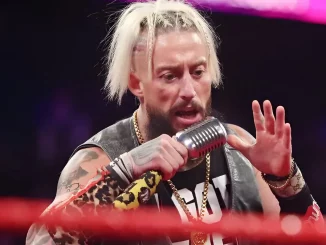 Enzo Amore hält eine Rede am Mikrofon