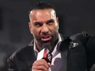 Jinder Mahal spricht am Mikrofon Klartext