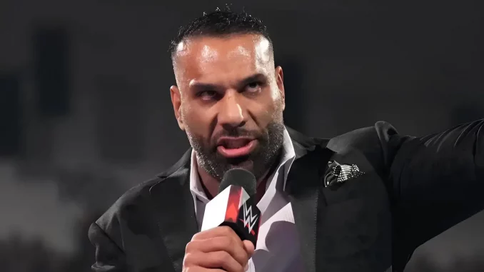 Jinder Mahal spricht am Mikrofon Klartext