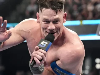 John Cena beachtet Fans und winkt ihnen zu