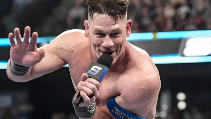 John Cena beachtet Fans und winkt ihnen zu