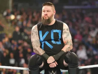 Kevin Owens befindet sich auf einem Turnbuckle im WWE Ring