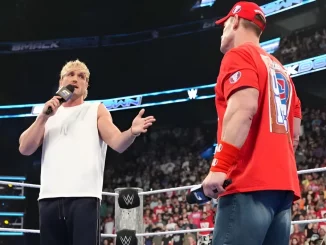 Logan Paul diskutiert mit John Cena im WWE Ring