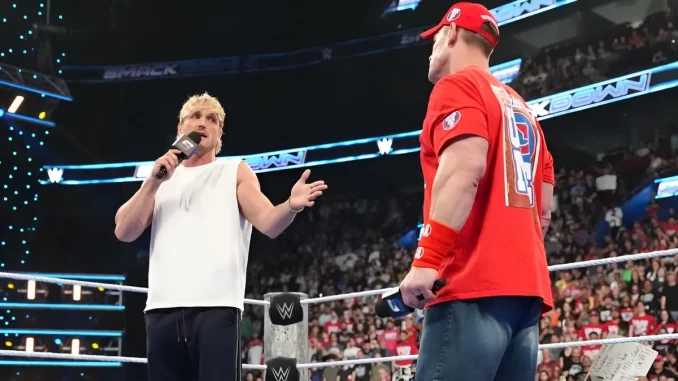 Logan Paul diskutiert mit John Cena im WWE Ring