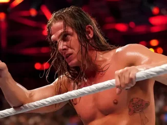 Matt Riddle zeigt auf seinen Gegner