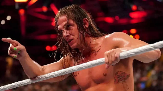 Matt Riddle zeigt auf seinen Gegner