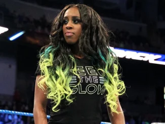 Naomi steht im Ring und wirkt besorgt