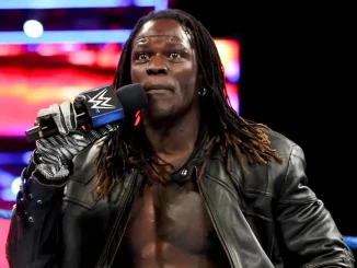 R-Truth im WWE Ring stehend und mit einem Mikrofon in der Hand