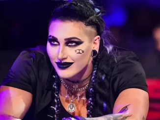 Rhea Ripley steht gut gelaunt am Ring