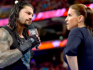 Roman Reigns und Stephanie McMahon stehen sich im Ring gegenüber