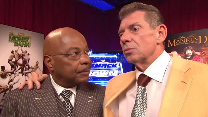 Teddy Long und Vince McMahon stehen sich gegenüber