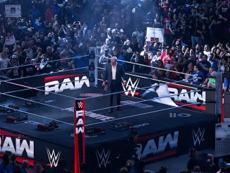 Triple H steht bei WWE Raw in einer Arena voller Fans im Ring