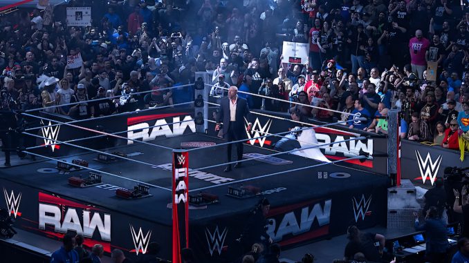 Triple H steht bei WWE Raw in einer Arena voller Fans im Ring