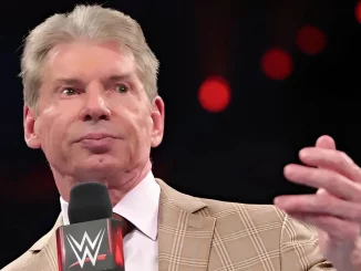 Vince McMahon mit Mikrofon im Ring
