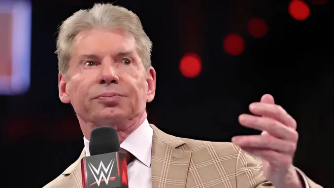 Vince McMahon mit Mikrofon im Ring
