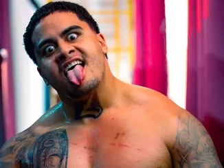 Zilla Fatu streckt seine Zunge heraus