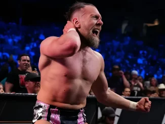 Bryan Danielson hat Schmerzen und greift an seinen Nacken