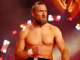 Bryan Danielson steht auf der Stage und ist kampfbereit