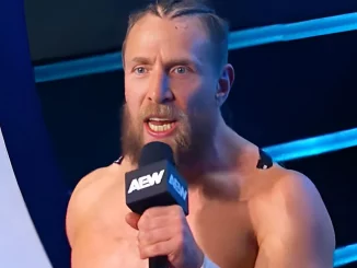 Bryan Danielson hält ein Mikrofon fest und spricht Klartext